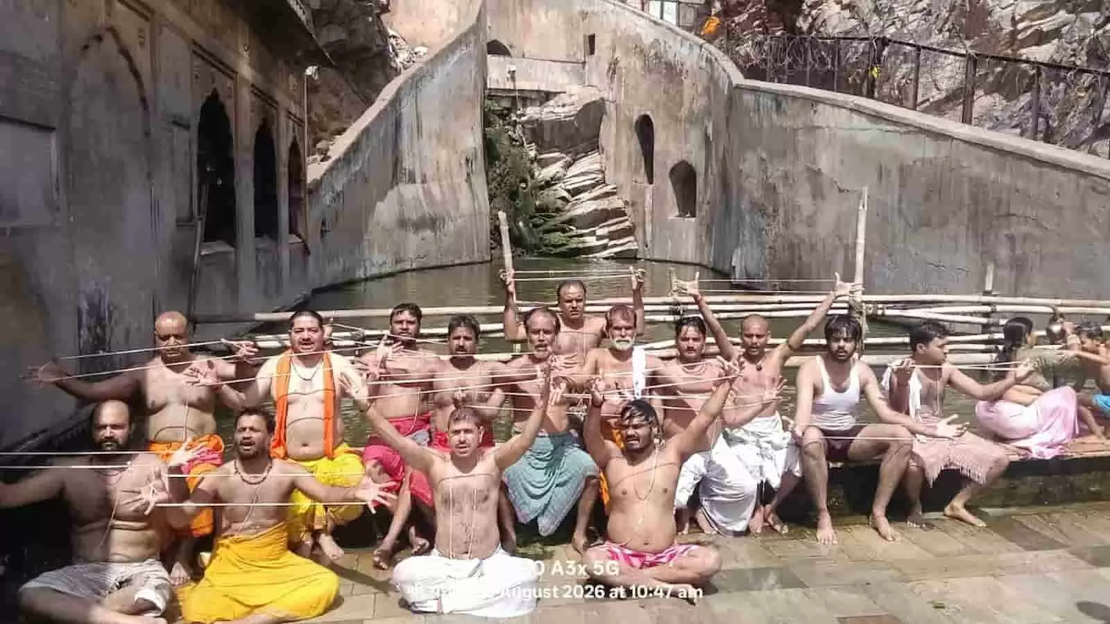गलता तीर्थ में श्रावणी उपाकर्म के दौरान यज्ञोपवीत पकड़े बैठे वैदिक ब्राह्मण। गलता तीर्थ में श्रावणी उपाकर्म के दौरान यज्ञोपवीत पकड़े बैठे वैदिक ब्राह्मण।