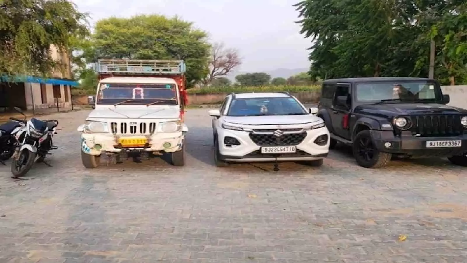 नीमकाथाना में पुलिस कार्रवाई के दौरान जब्त किए गए विभिन्न वाहन और मोटरसाइकिलें खुले प्रांगण में खड़े हैं। नीमकाथाना में पुलिस कार्रवाई के दौरान जब्त किए गए विभिन्न वाहन और मोटरसाइकिलें खुले प्रांगण में खड़े हैं।