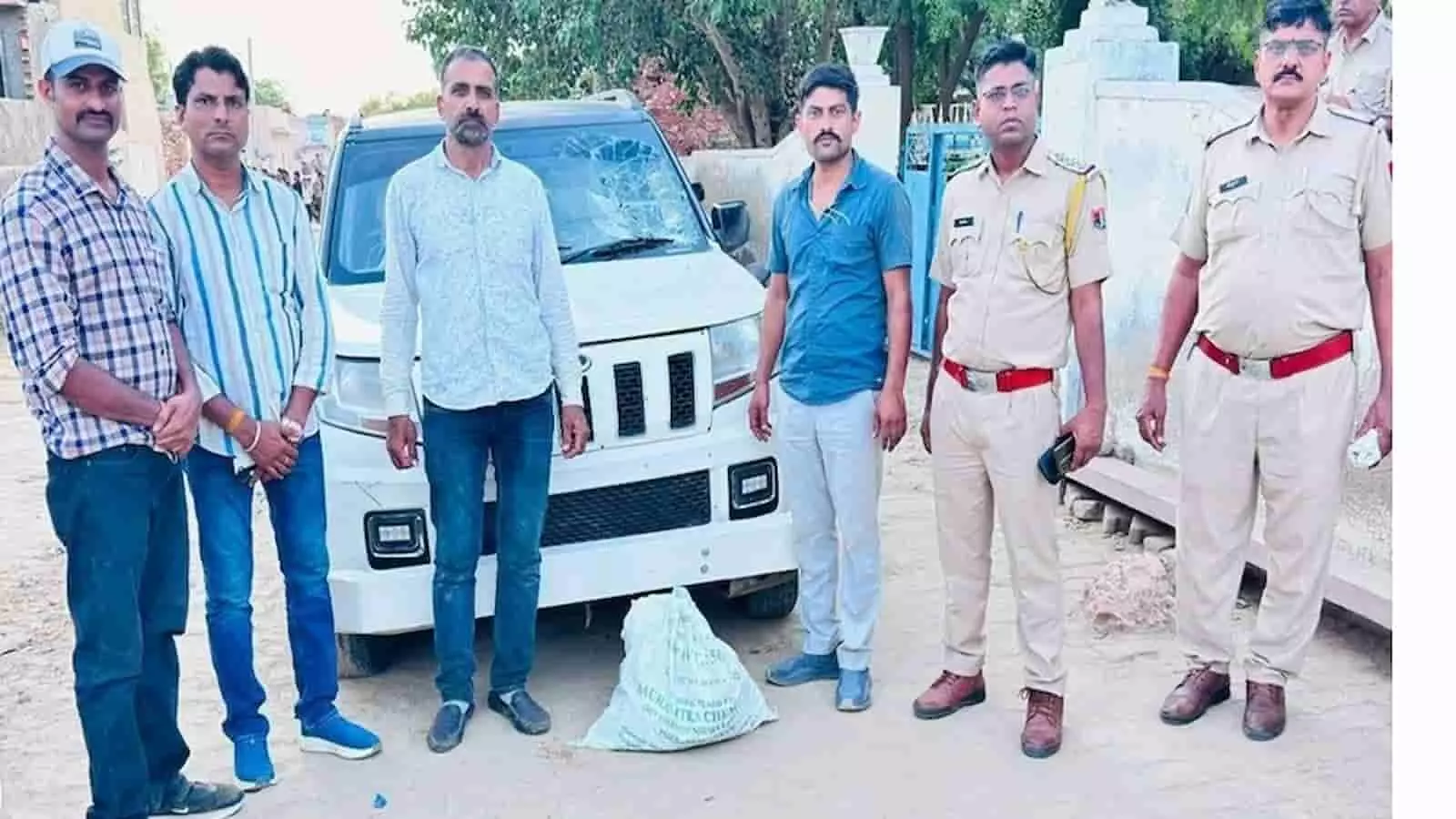तस्वीर में नागौर में एएनटीएफ की कार्रवाई के दौरान पुलिसकर्मी और जब्त सफेद कार नजर आ रहे हैं। तस्वीर में नागौर में एएनटीएफ की कार्रवाई के दौरान पुलिसकर्मी और जब्त सफेद कार नजर आ रहे हैं।