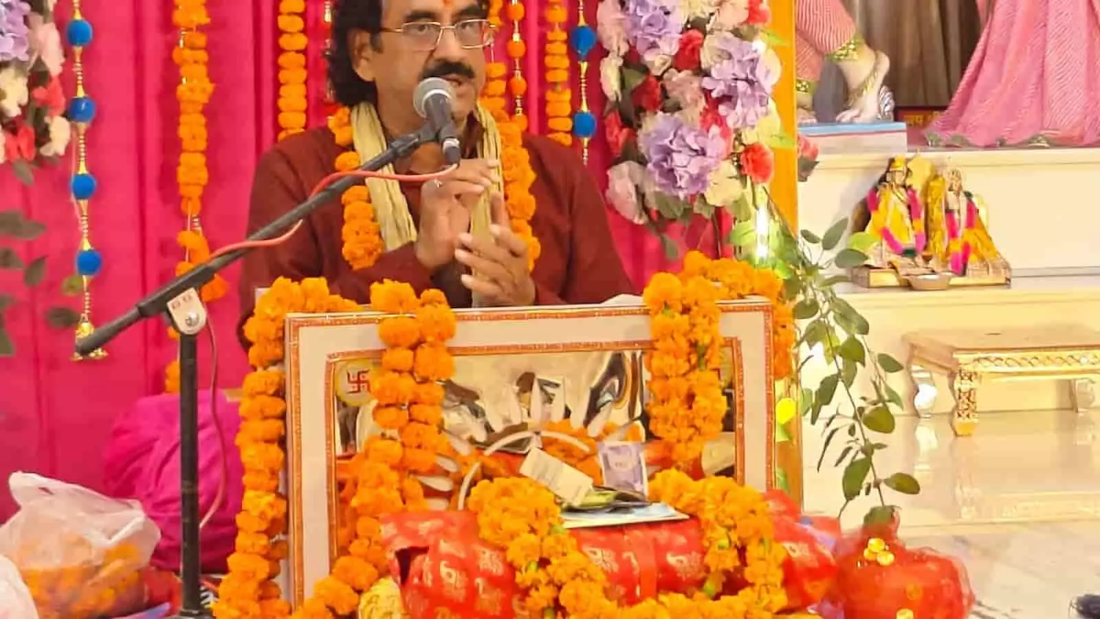 आदर्श नगर के श्री राम मंदिर में कथावाचन करते भागवताचार्य जैनेन्द्र कटारा। आदर्श नगर के श्री राम मंदिर में कथावाचन करते भागवताचार्य जैनेन्द्र कटारा।
