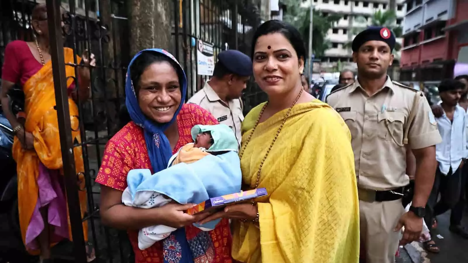 मुंबई की महापौर रितू तावड़े घाटकोपर के अस्पताल के बाहर नवजात बच्ची को गोद में पकड़े हुए हैं। मुंबई की महापौर रितू तावड़े घाटकोपर के अस्पताल के बाहर नवजात बच्ची को गोद में पकड़े हुए हैं।