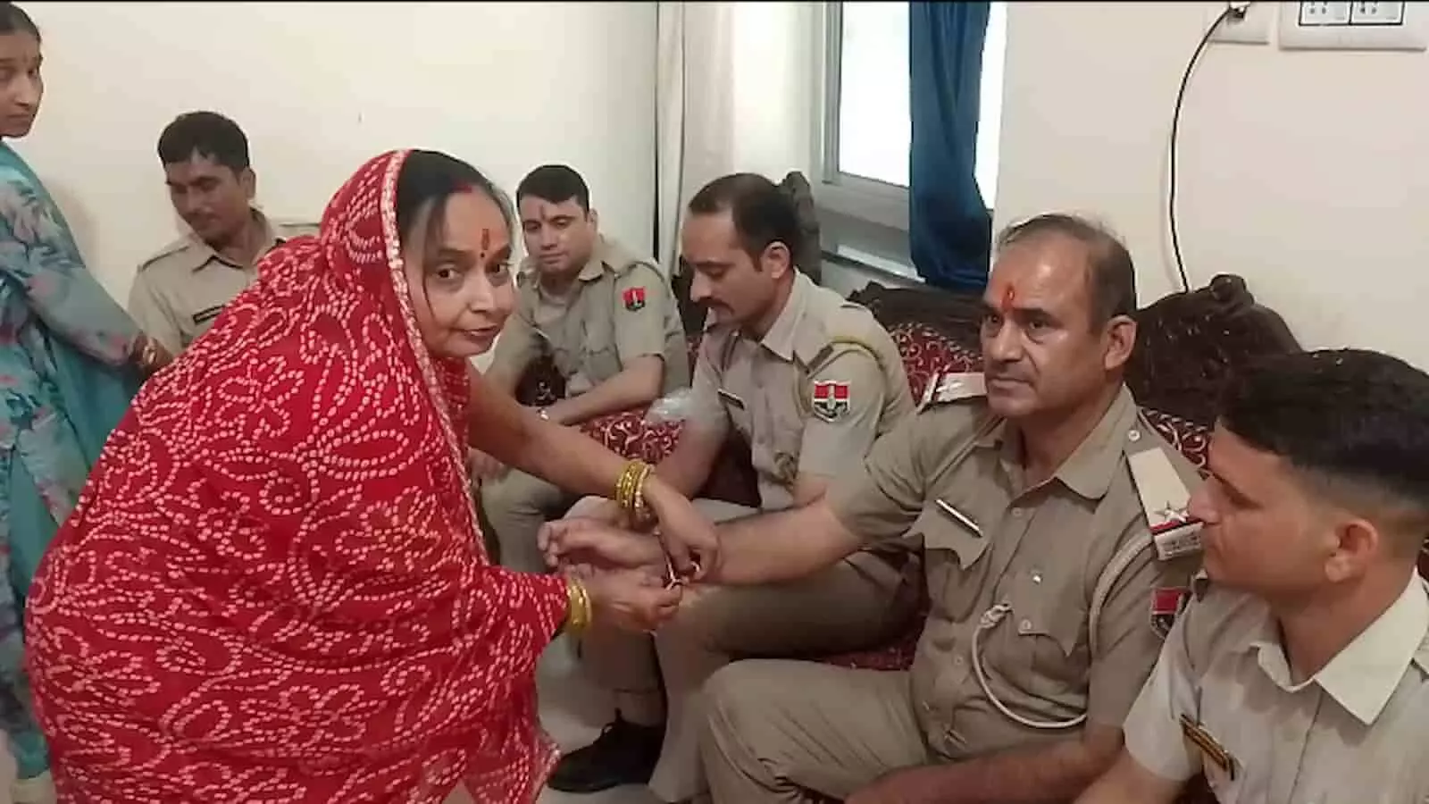 तस्वीर में एक महिला सवाई माधोपुर कोतवाली थाने में पुलिसकर्मी की कलाई पर राखी बांधती हुई नजर आ रही है। तस्वीर में एक महिला सवाई माधोपुर कोतवाली थाने में पुलिसकर्मी की कलाई पर राखी बांधती हुई नजर आ रही है।