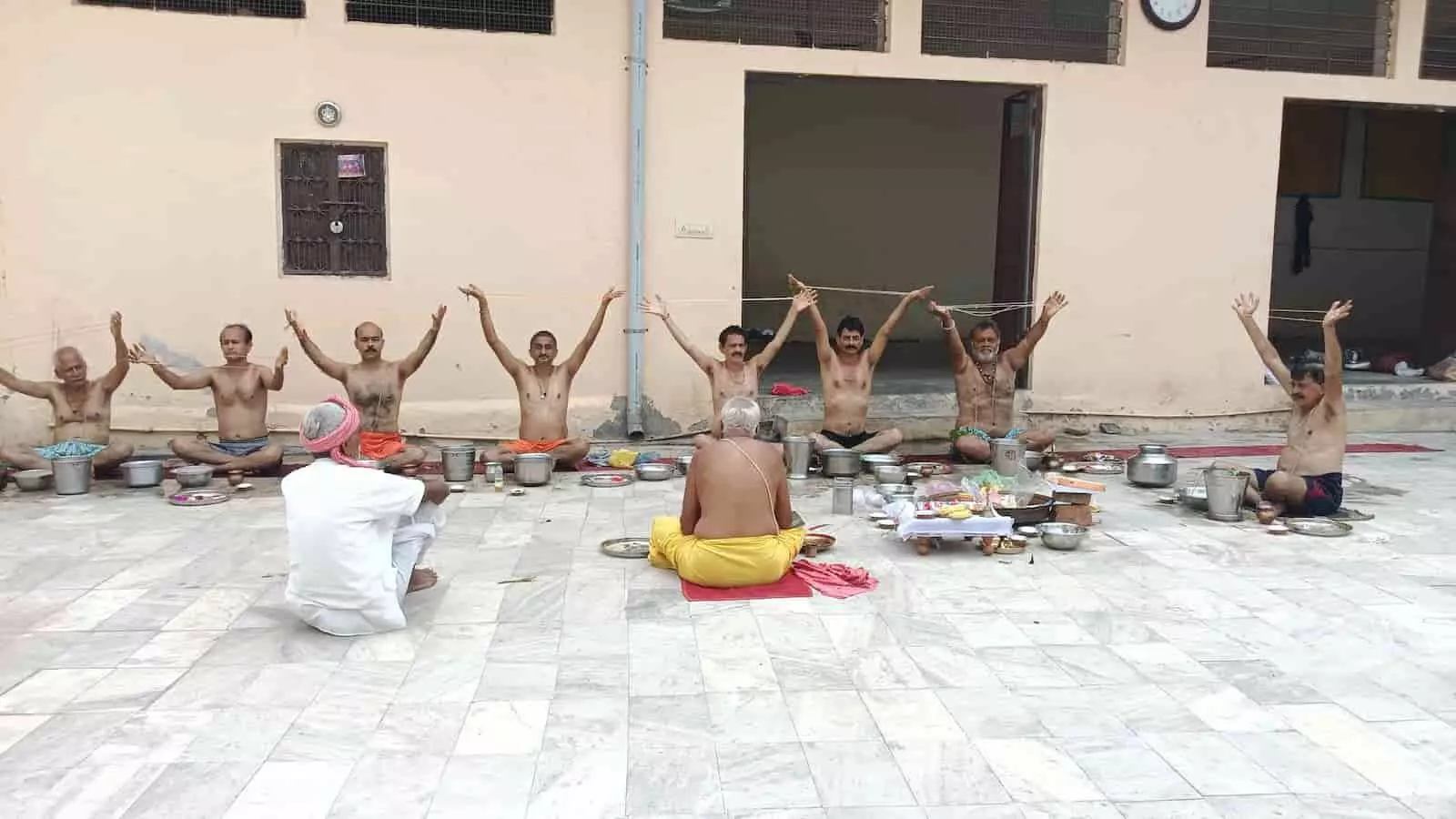 झाडोल अंबा माता मंदिर परिसर में रोडवाल समाज के लोग जनेऊ धारण करते हुए। झाडोल अंबा माता मंदिर परिसर में रोडवाल समाज के लोग जनेऊ धारण करते हुए।