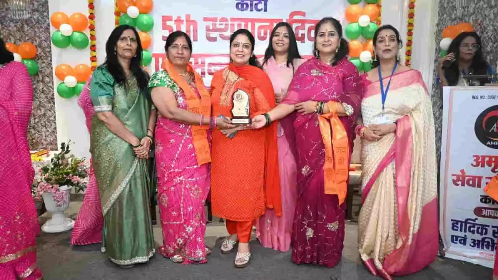 अमृतम सेवा संस्थान के पांचवें स्थापना दिवस पर मंच पर महिलाओं को सम्मानित करते अतिथि। अमृतम सेवा संस्थान के पांचवें स्थापना दिवस पर मंच पर महिलाओं को सम्मानित करते अतिथि।