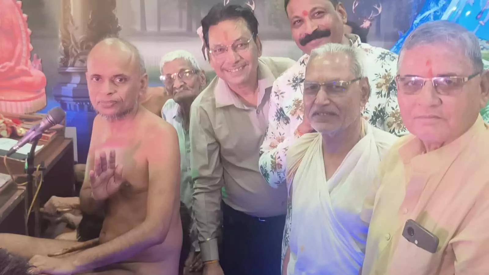 जिनालय में मुनिसंघ के सान्निध्य में बैठे संतगण और उपस्थित श्रद्धालु। जिनालय में मुनिसंघ के सान्निध्य में बैठे संतगण और उपस्थित श्रद्धालु।