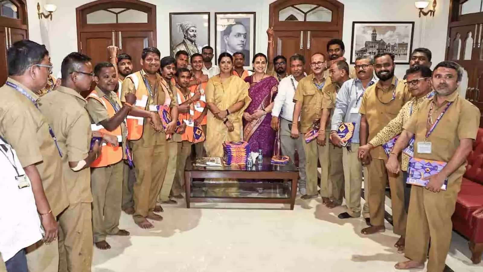 तस्वीर में महापौर रितू तावड़े और चित्रा वाघ भायखला महापौर निवास पर कर्मचारियों के साथ नजर आ रही हैं। तस्वीर में महापौर रितू तावड़े और चित्रा वाघ भायखला महापौर निवास पर कर्मचारियों के साथ नजर आ रही हैं।