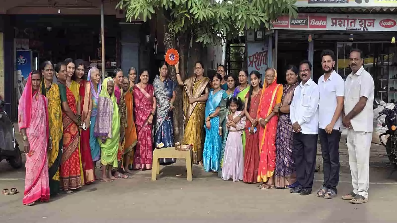 तस्वीर में मुरगूड में वृक्ष रक्षाबंधन के दौरान वृक्ष के पास खड़े लोग दिख रहे हैं। तस्वीर में मुरगूड में वृक्ष रक्षाबंधन के दौरान वृक्ष के पास खड़े लोग दिख रहे हैं।