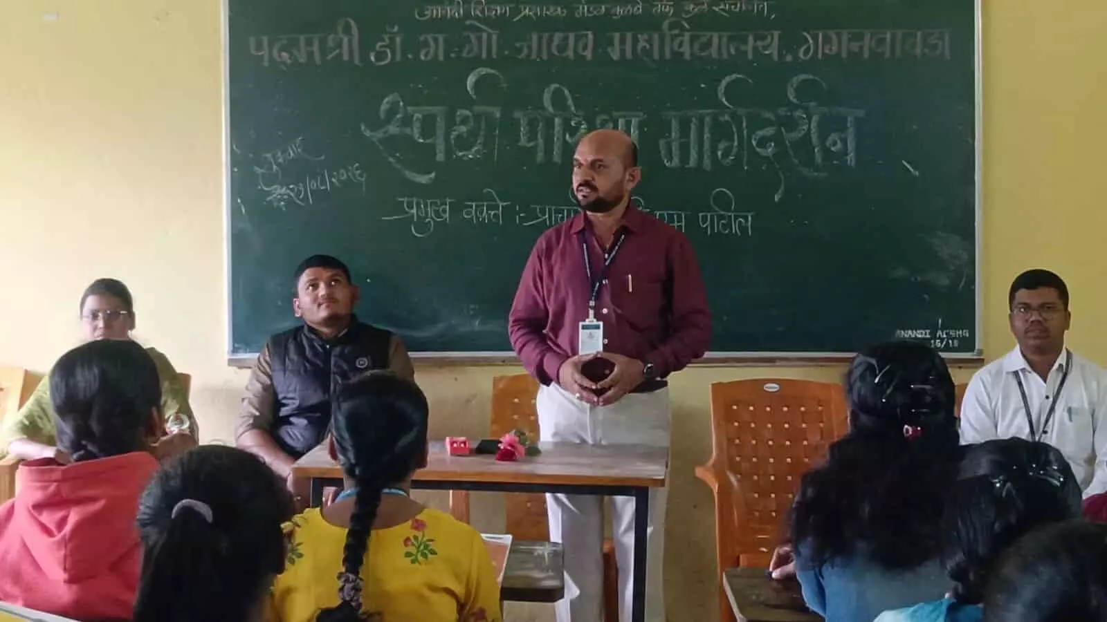 तस्वीर में प्राचार्य डॉ. टी. एम. पाटील महाविद्यालय के छात्रों को करिअर मार्गदर्शन देते दिख रहे हैं। तस्वीर में प्राचार्य डॉ. टी. एम. पाटील महाविद्यालय के छात्रों को करिअर मार्गदर्शन देते दिख रहे हैं।
