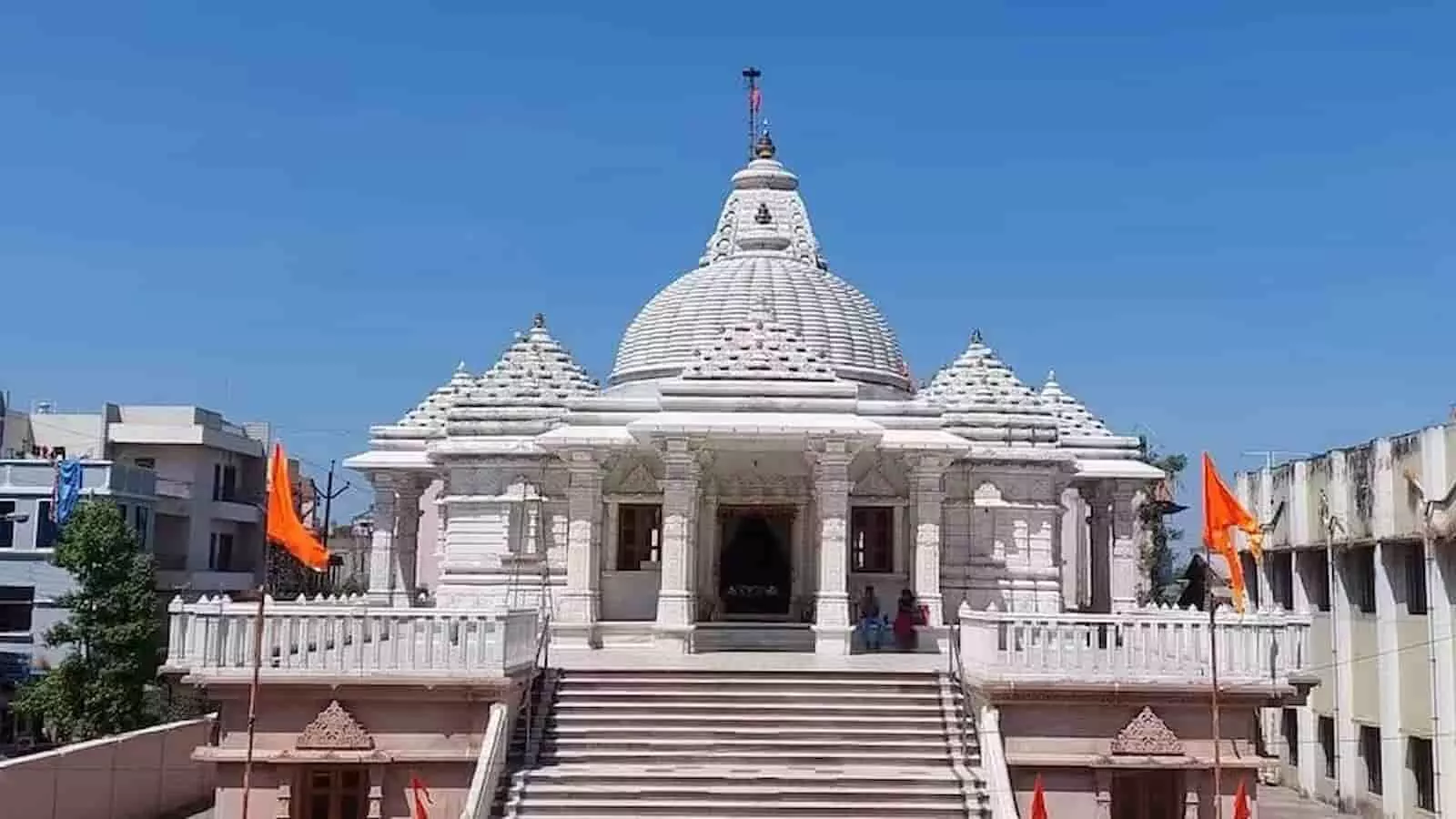तस्वीर में कागल स्थित श्रीराम मंदिर की सफेद इमारत, सीढ़ियां और भगवा झंडे दिखाई दे रहे हैं। तस्वीर में कागल स्थित श्रीराम मंदिर की सफेद इमारत, सीढ़ियां और भगवा झंडे दिखाई दे रहे हैं।