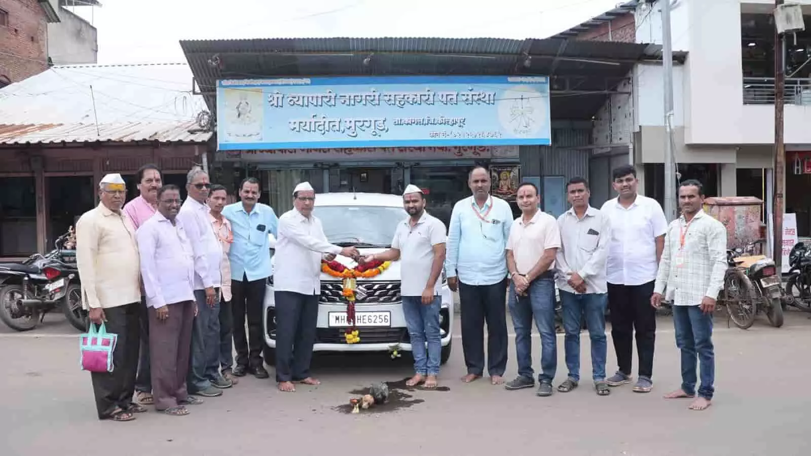 तस्वीर में मुरगूड स्थित पतसंस्था के सामने नई एर्टिगा कार की चाबी सौंपते पदाधिकारी दिख रहे हैं। तस्वीर में मुरगूड स्थित पतसंस्था के सामने नई एर्टिगा कार की चाबी सौंपते पदाधिकारी दिख रहे हैं।