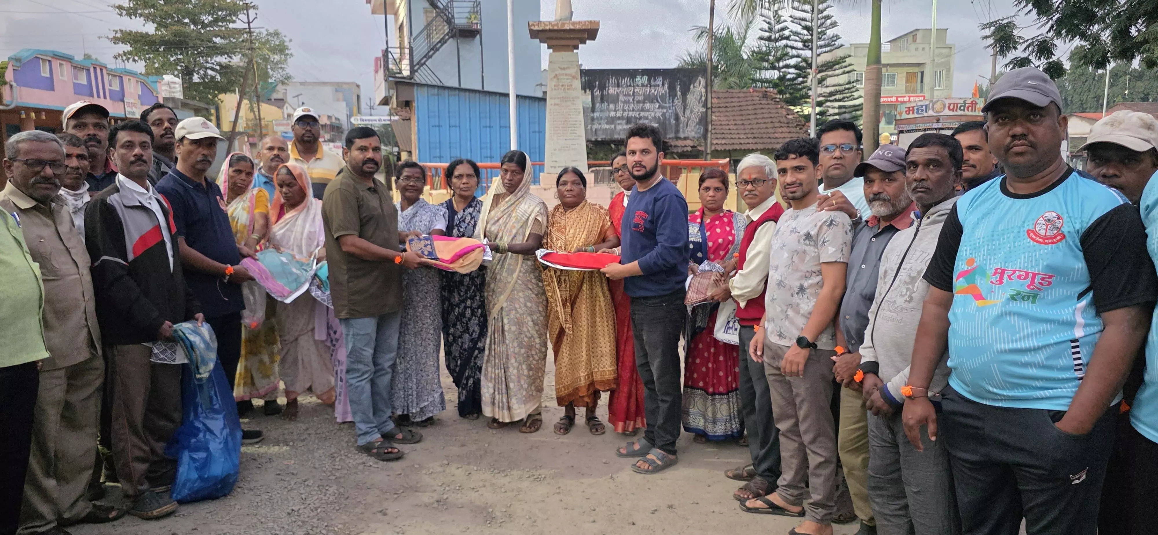 तस्वीर में मुरगूड के हुतात्मा चौक पर सामाजिक कार्यकर्ता महिला स्वच्छता कर्मियों को साड़ियां भेंट कर रहे हैं। तस्वीर में मुरगूड के हुतात्मा चौक पर सामाजिक कार्यकर्ता महिला स्वच्छता कर्मियों को साड़ियां भेंट कर रहे हैं।