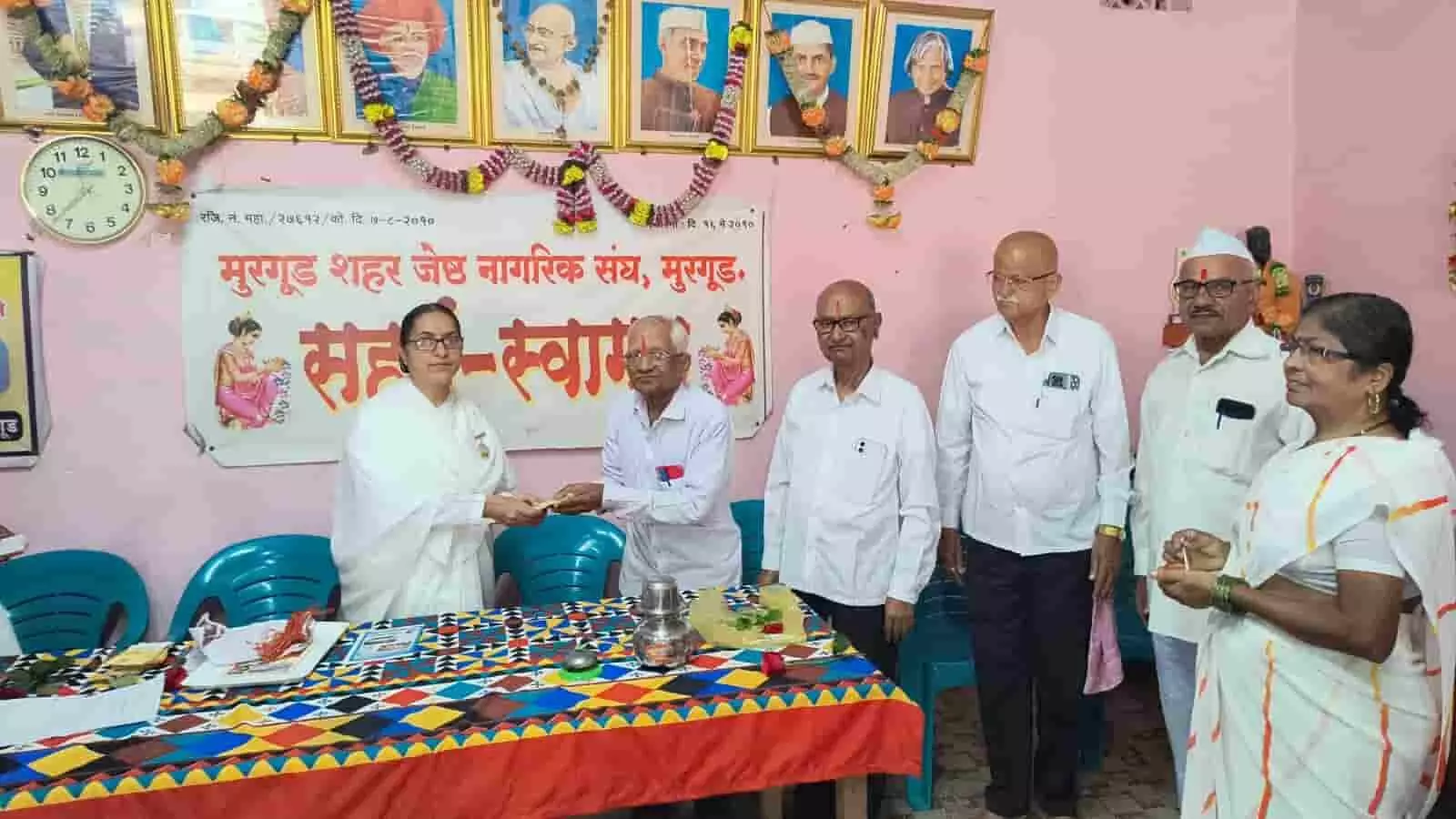 मुरगूड ज्येष्ठ नागरिक संघ में रक्षाबंधन समारोह के दौरान उपस्थित सदस्य। मुरगूड ज्येष्ठ नागरिक संघ में रक्षाबंधन समारोह के दौरान उपस्थित सदस्य।