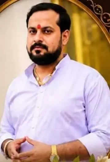 तस्वीर में नागेश राज लोढ़ी हल्के बैंगनी रंग की शर्ट पहने दिखाई दे रहे हैं। तस्वीर में नागेश राज लोढ़ी हल्के बैंगनी रंग की शर्ट पहने दिखाई दे रहे हैं।