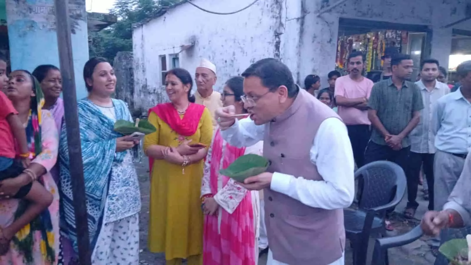 मुख्यमंत्री पुष्कर सिंह धामी लोहियाहेड में स्थानीय स्टॉल पर टिकी का स्वाद ले रहे हैं। मुख्यमंत्री पुष्कर सिंह धामी लोहियाहेड में स्थानीय स्टॉल पर टिकी का स्वाद ले रहे हैं।