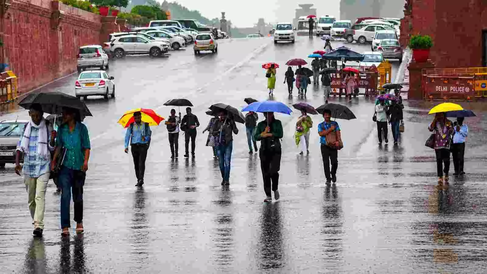 बारिश के बाद दिल्ली में छाता लेकर चलते लोग और वाहन| बारिश के बाद दिल्ली में छाता लेकर चलते लोग और वाहन|