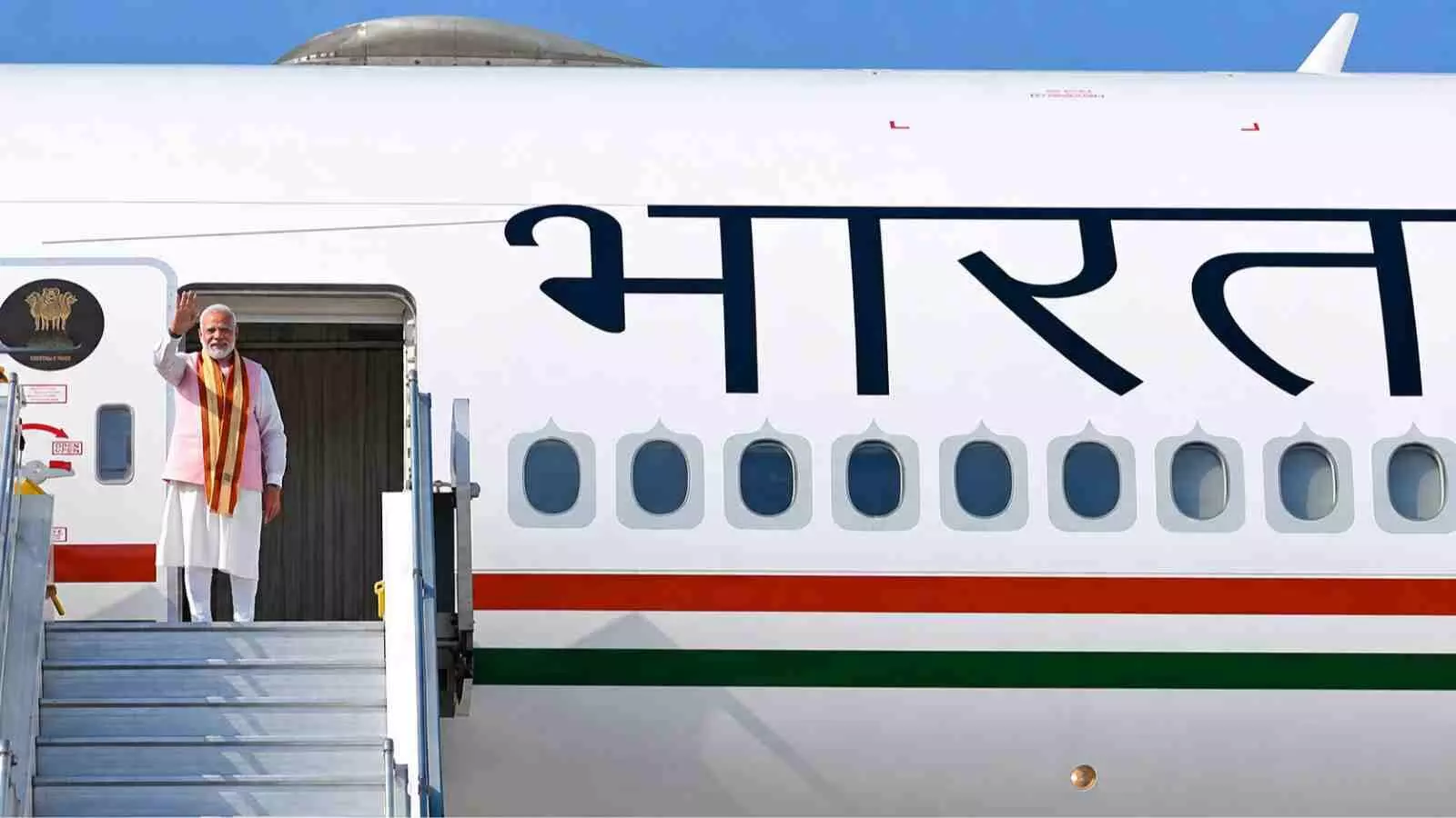 विदेश यात्रा के लिए विमान की सीढ़ियों पर प्रधानमंत्री नरेंद्र मोदी हाथ हिलाते दिखे| विदेश यात्रा के लिए विमान की सीढ़ियों पर प्रधानमंत्री नरेंद्र मोदी हाथ हिलाते दिखे|