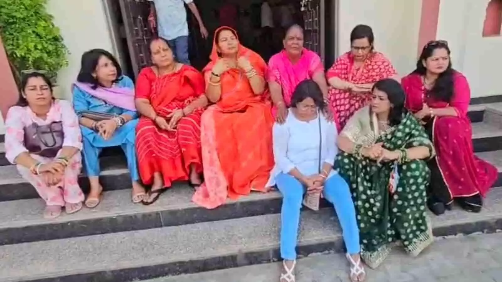 भीलवाड़ा में नगरीय निकाय चुनाव टिकट वितरण को लेकर नाराजगी जताती हुई महिला नेत्री और कार्यकर्ता। भीलवाड़ा में नगरीय निकाय चुनाव टिकट वितरण को लेकर नाराजगी जताती हुई महिला नेत्री और कार्यकर्ता।