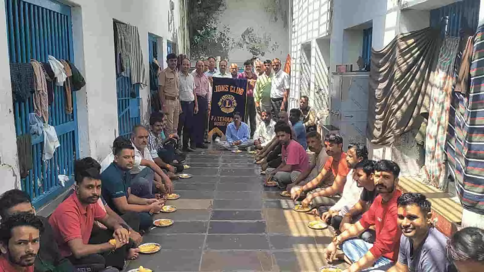 मावली उप कारागृह में लायंस क्लब के सदस्यों और कैदियों की उपस्थिति दर्शाती तस्वीर। मावली उप कारागृह में लायंस क्लब के सदस्यों और कैदियों की उपस्थिति दर्शाती तस्वीर।