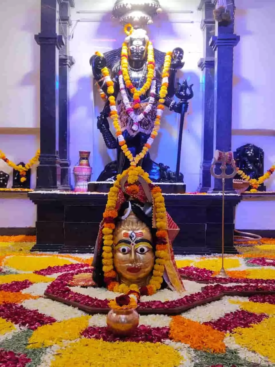 तस्वीर में बाबा महाकाल धाम कारछा में फूलों से सुसज्जित गोपेश्वर महादेव की प्रतिमा दिखाई दे रही है। तस्वीर में बाबा महाकाल धाम कारछा में फूलों से सुसज्जित गोपेश्वर महादेव की प्रतिमा दिखाई दे रही है।