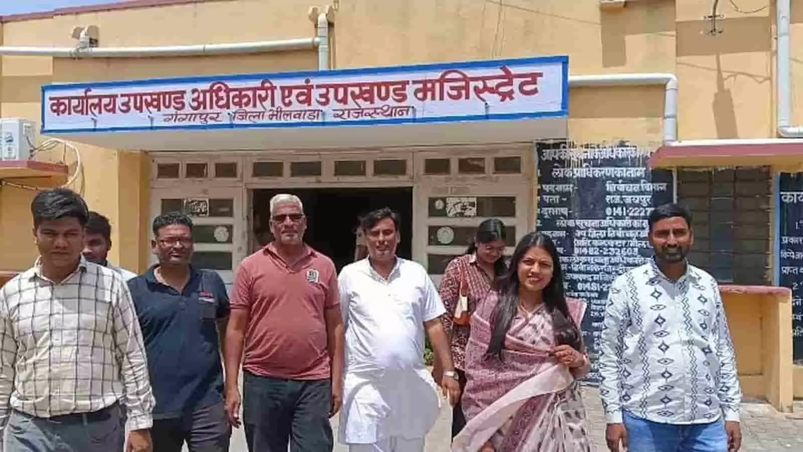 प्रीति काकाणी और उनके समर्थक गंगापुर उपखंड अधिकारी कार्यालय के बाहर खड़े हैं। प्रीति काकाणी और उनके समर्थक गंगापुर उपखंड अधिकारी कार्यालय के बाहर खड़े हैं।