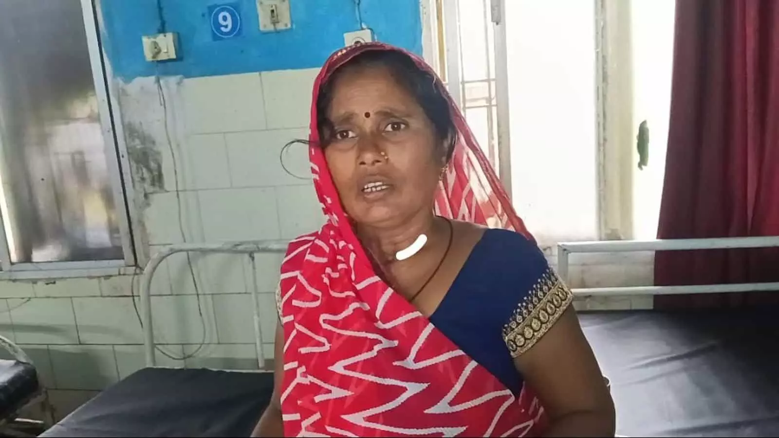 रीठी सरकारी अस्पताल के महिला वार्ड में एक महिला मरीज अस्पताल के बिस्तर के पास खड़ी हैं। रीठी सरकारी अस्पताल के महिला वार्ड में एक महिला मरीज अस्पताल के बिस्तर के पास खड़ी हैं।