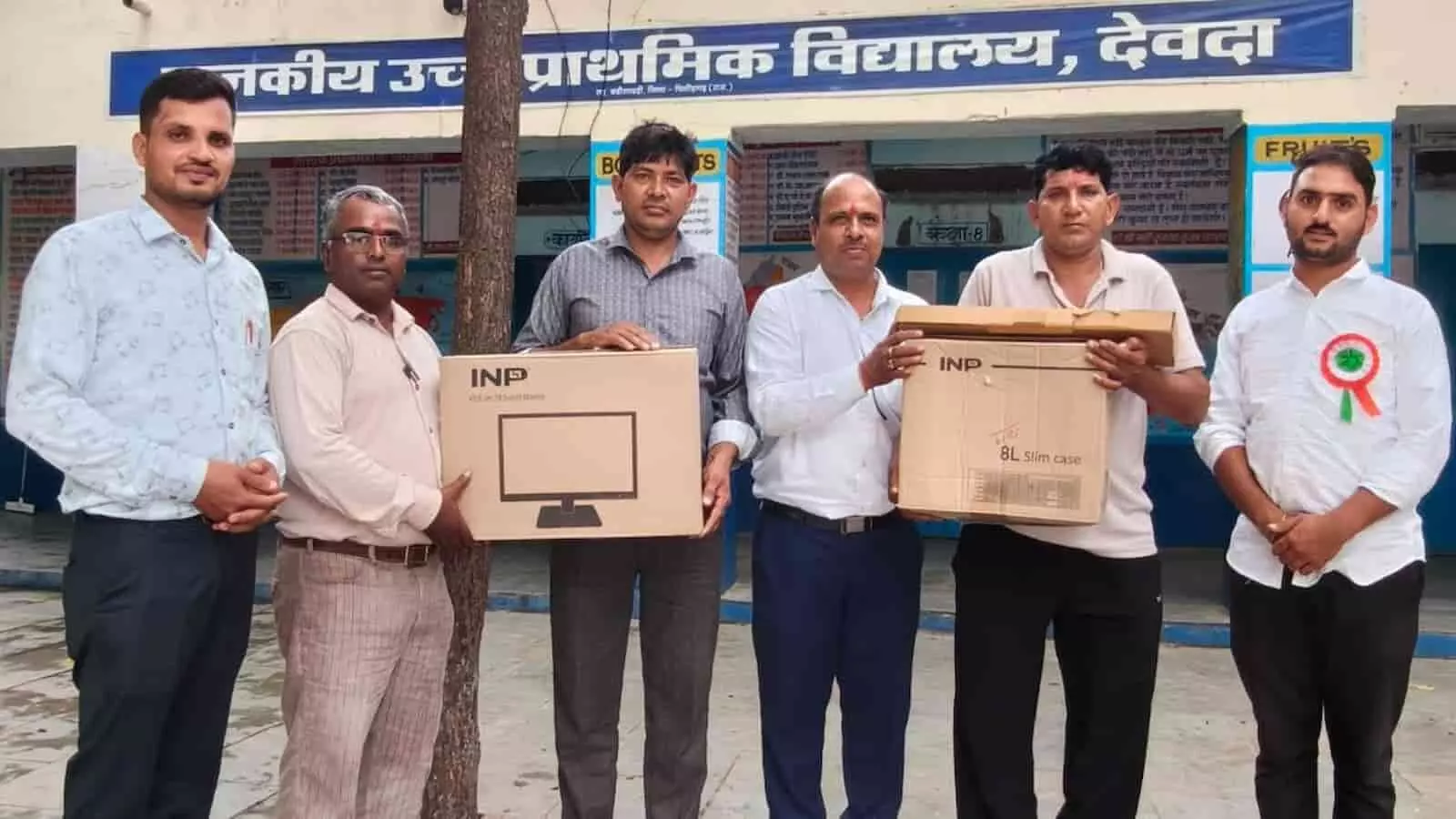 देवदा राजकीय उच्च प्राथमिक विद्यालय में कंप्यूटर और प्रिंटर भेंट करते शिक्षक और ग्रामीण। देवदा राजकीय उच्च प्राथमिक विद्यालय में कंप्यूटर और प्रिंटर भेंट करते शिक्षक और ग्रामीण।