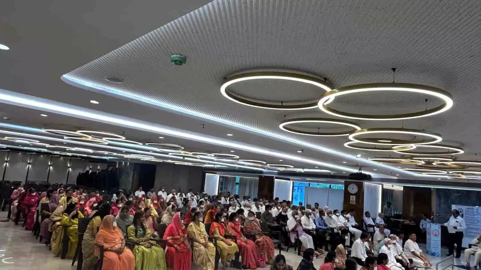 तस्वीर में चेम्बूर के कार्यक्रम मंच पर साध्वीवृंद बैठी हुई नजर आ रही हैं। तस्वीर में चेम्बूर के कार्यक्रम मंच पर साध्वीवृंद बैठी हुई नजर आ रही हैं।