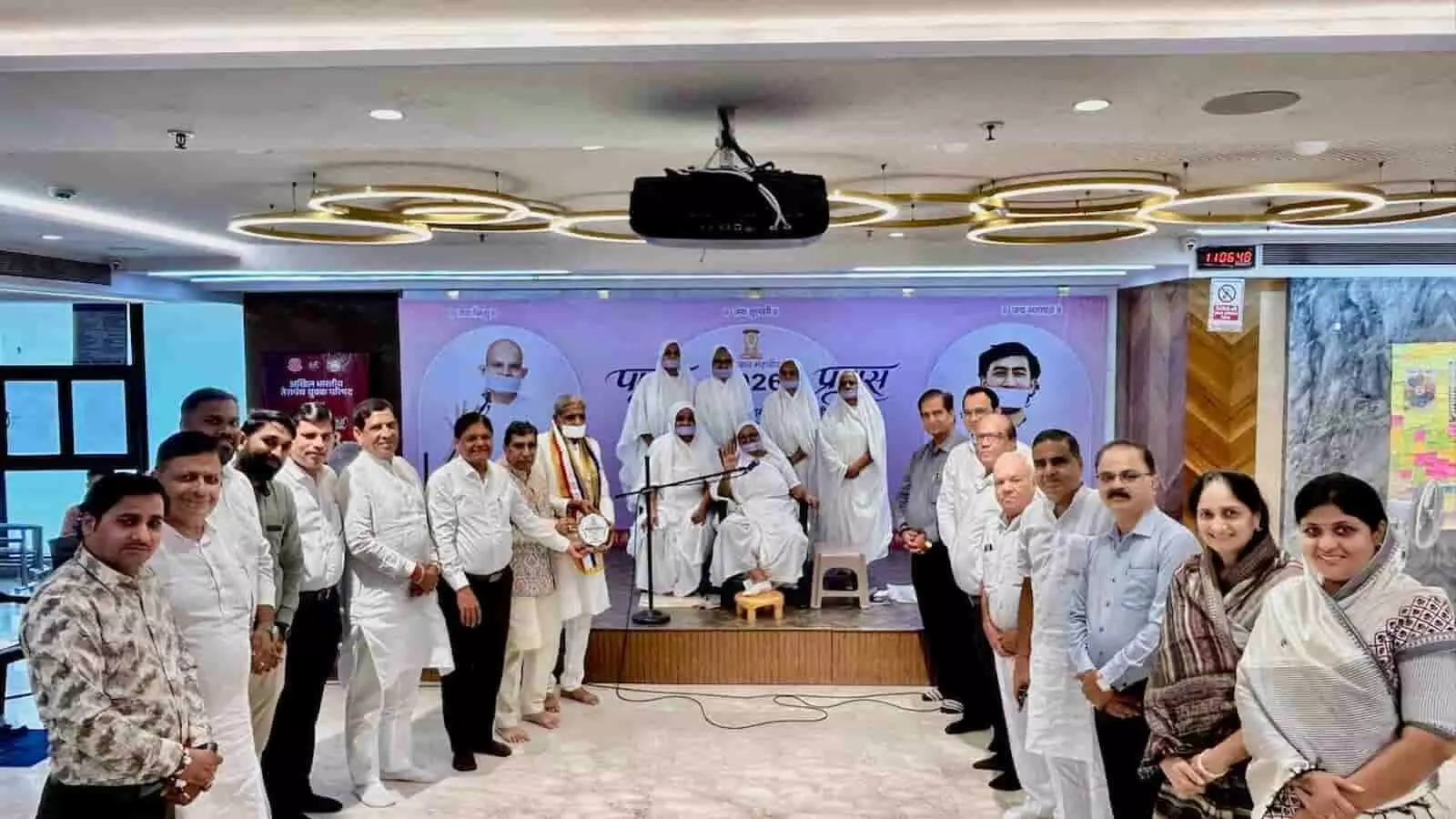 तस्वीर में चेम्बूर के कार्यक्रम मंच पर साध्वीवृंद बैठी हुई नजर आ रही हैं। तस्वीर में चेम्बूर के कार्यक्रम मंच पर साध्वीवृंद बैठी हुई नजर आ रही हैं।