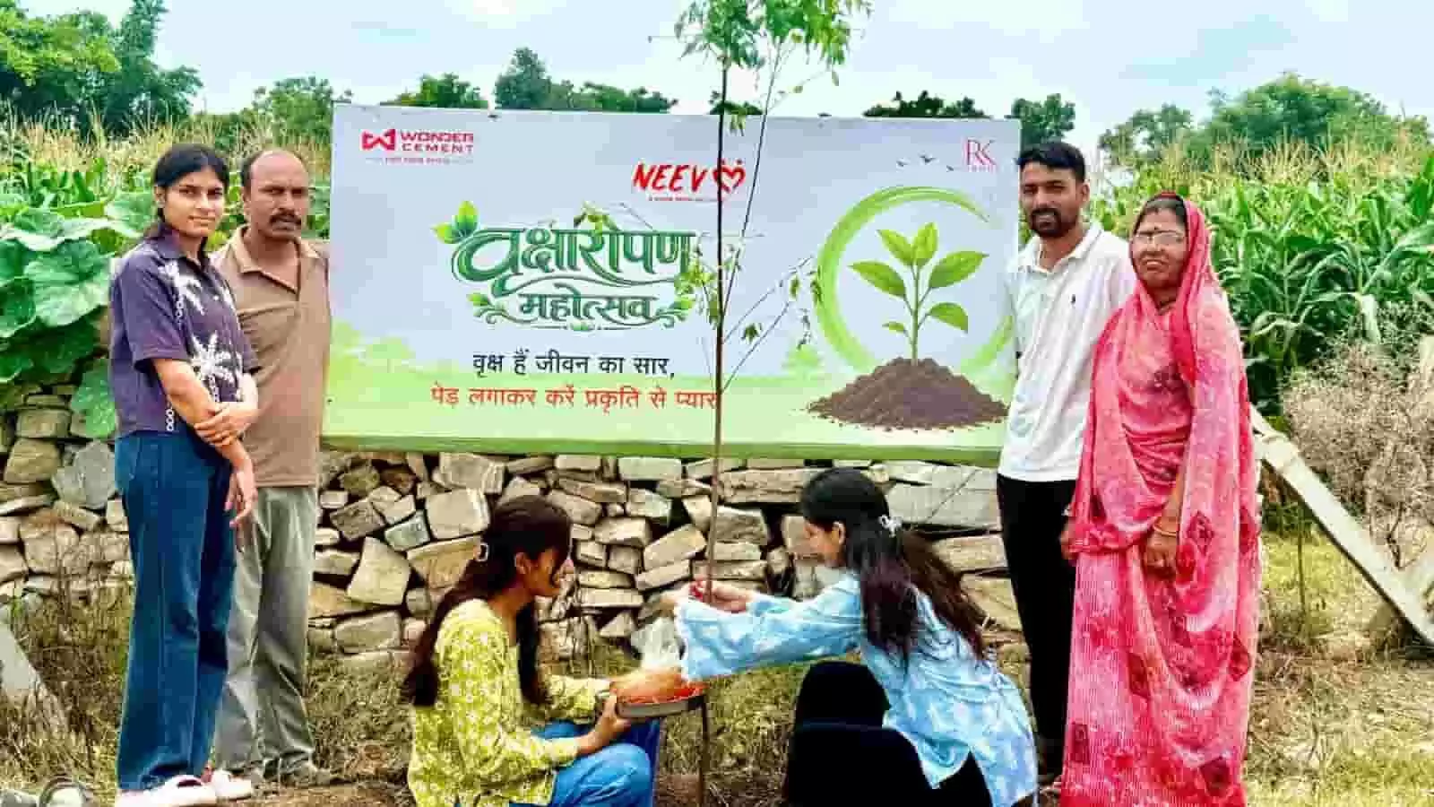 तस्वीर में महिलाएं वृक्षारोपण अभियान के तहत पौधे को राखी बांधती नजर आ रही हैं। तस्वीर में महिलाएं वृक्षारोपण अभियान के तहत पौधे को राखी बांधती नजर आ रही हैं।