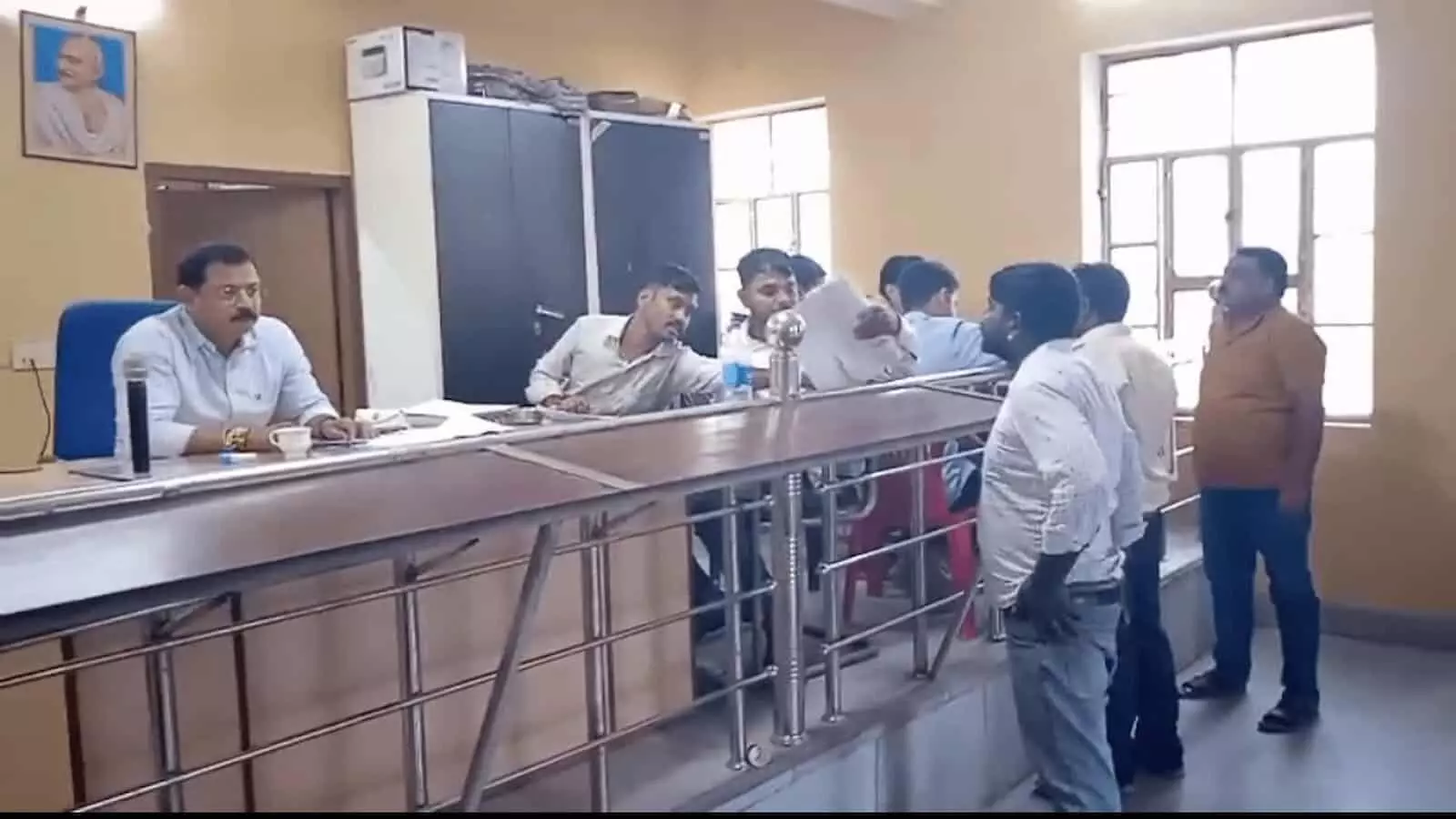 भुसावर उपखंड कार्यालय में वार्ड पार्षद नामांकन फॉर्म जमा कराते लोग और अधिकारी। भुसावर उपखंड कार्यालय में वार्ड पार्षद नामांकन फॉर्म जमा कराते लोग और अधिकारी।