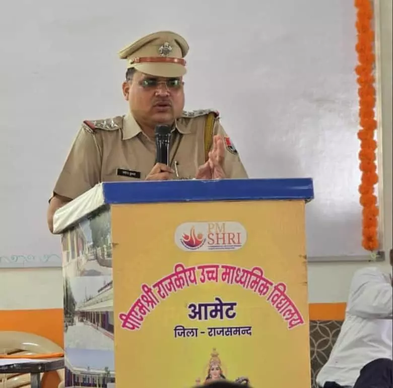 तस्वीर में थानाधिकारी रोहित कुमार आमेट विद्यालय में विद्यार्थियों को संबोधित कर रहे हैं। तस्वीर में थानाधिकारी रोहित कुमार आमेट विद्यालय में विद्यार्थियों को संबोधित कर रहे हैं।