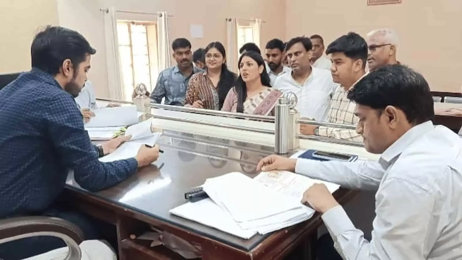 गंगापुर उपखंड अधिकारी कार्यालय में निर्वाचन अधिकारी के समक्ष नामांकन पत्र दाखिल करते संभावित उम्मीदवार। गंगापुर उपखंड अधिकारी कार्यालय में निर्वाचन अधिकारी के समक्ष नामांकन पत्र दाखिल करते संभावित उम्मीदवार।