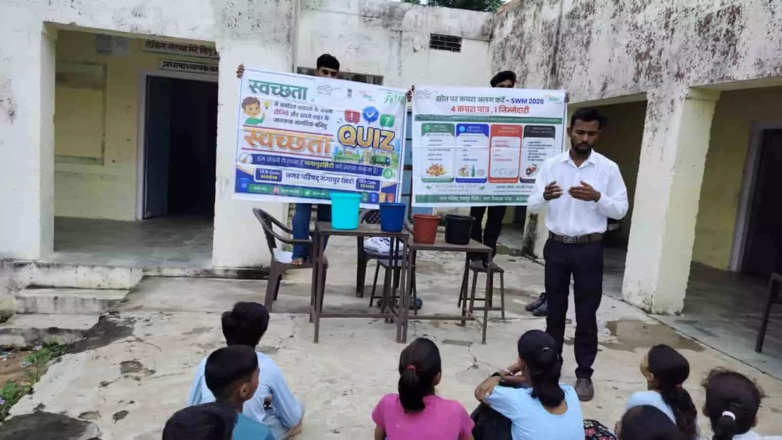 तस्वीर में महात्मा गांधी राजकीय विद्यालय में विद्यार्थियों को स्वच्छता की जानकारी देते हुए नगर परिषद की टीम नजर आ रही है। तस्वीर में महात्मा गांधी राजकीय विद्यालय में विद्यार्थियों को स्वच्छता की जानकारी देते हुए नगर परिषद की टीम नजर आ रही है।