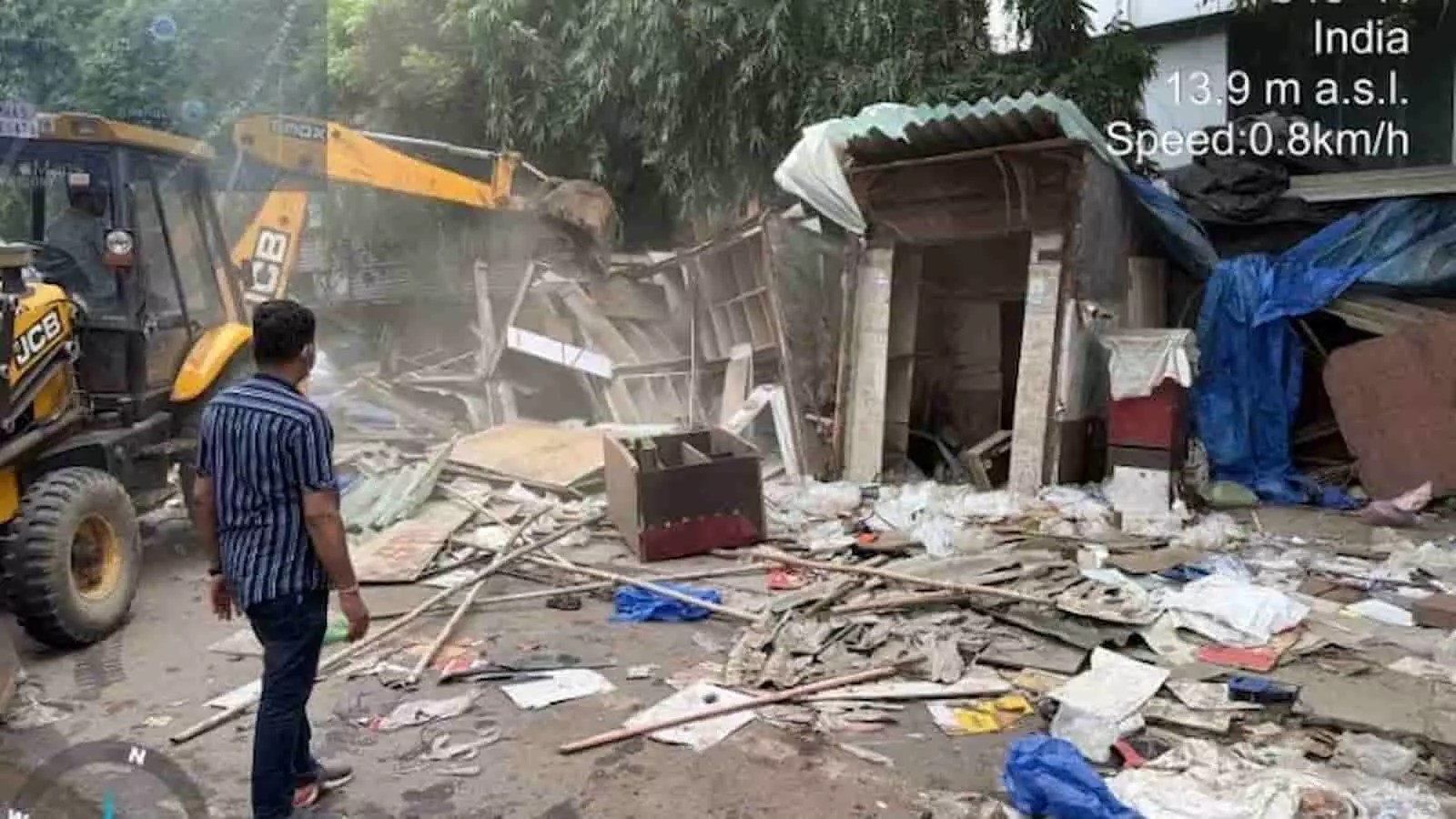 तस्वीर में मुंबई में बीएमसी की कार्रवाई के दौरान अतिक्रमण और अवैध दुकानें गिराई जा रही हैं। तस्वीर में मुंबई में बीएमसी की कार्रवाई के दौरान अतिक्रमण और अवैध दुकानें गिराई जा रही हैं।