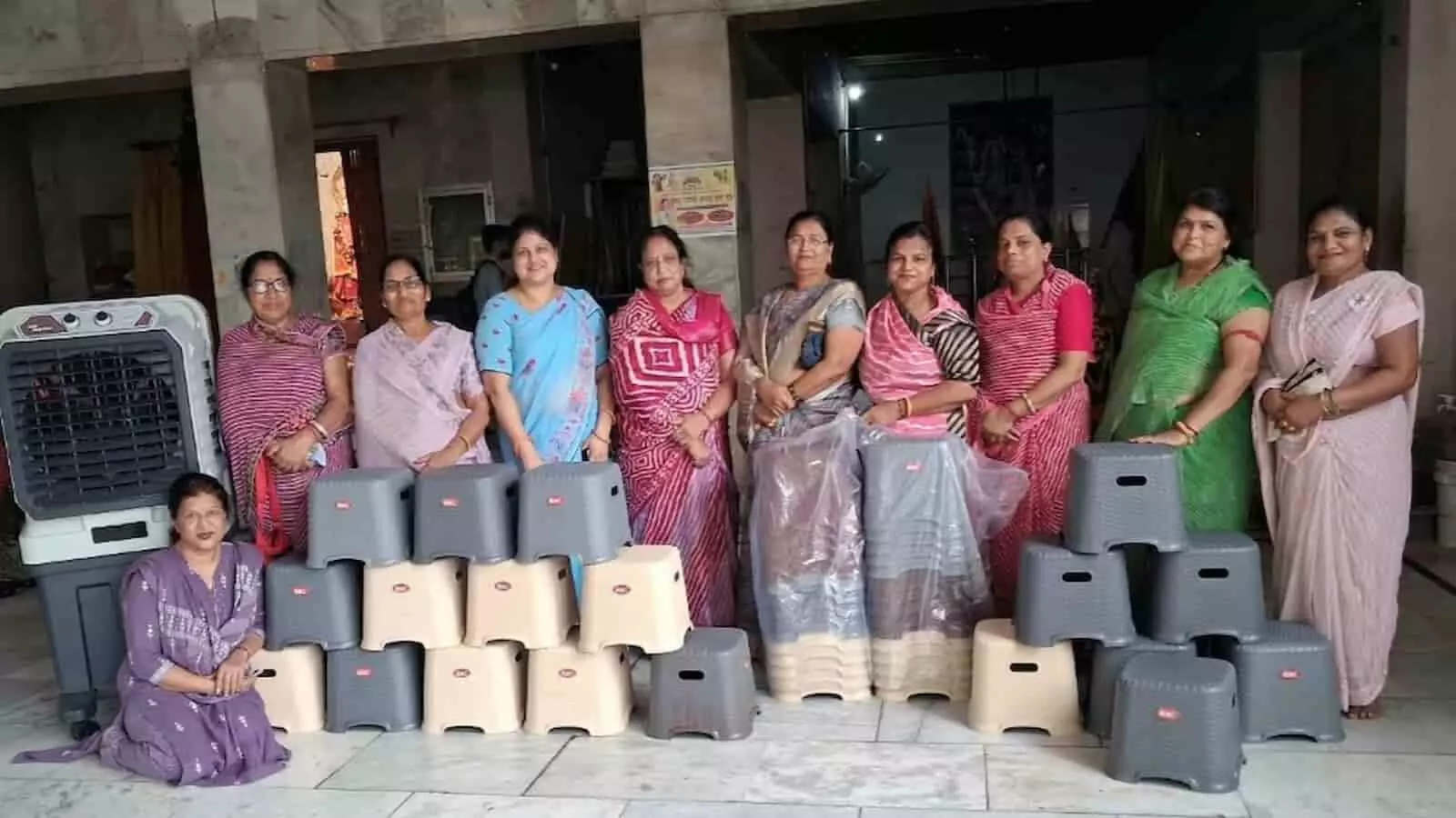 अग्रवाल जागृति संगठन की महिलाएं बारां के मंदिर परिसर में स्टूल और कूलर के साथ खड़ी हैं। अग्रवाल जागृति संगठन की महिलाएं बारां के मंदिर परिसर में स्टूल और कूलर के साथ खड़ी हैं।