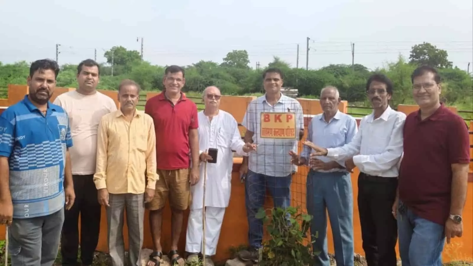 बारां के पार्क में पौधे और ट्री गार्ड के पास खड़े ब्राह्मण कल्याण परिषद के सदस्य। बारां के पार्क में पौधे और ट्री गार्ड के पास खड़े ब्राह्मण कल्याण परिषद के सदस्य।