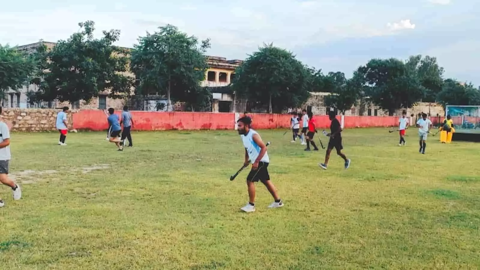 खेल संकुल बारां के मैदान पर हॉकी खेलते हुए खिलाड़ी नजर आ रहे हैं। खेल संकुल बारां के मैदान पर हॉकी खेलते हुए खिलाड़ी नजर आ रहे हैं।