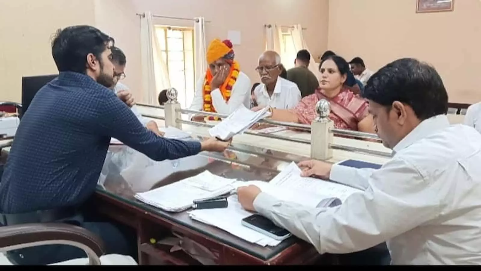 तस्वीर में निर्वाचन अधिकारी के समक्ष नामांकन पत्र जमा करते हुए उम्मीदवार गंगापुर कार्यालय में दिखाई दे रहे हैं। तस्वीर में निर्वाचन अधिकारी के समक्ष नामांकन पत्र जमा करते हुए उम्मीदवार गंगापुर कार्यालय में दिखाई दे रहे हैं।