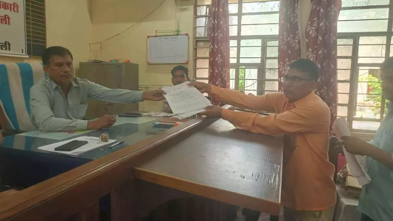 कार्यालय में निर्वाचन अधिकारी को नामांकन पत्र सौंपते हुए भूरसिंह चौधरी करौली में। कार्यालय में निर्वाचन अधिकारी को नामांकन पत्र सौंपते हुए भूरसिंह चौधरी करौली में।