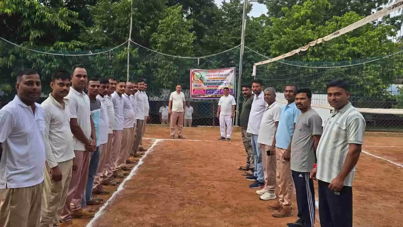 तस्वीर में एमबीसी के जवान खेरवाड़ा के खेल मैदान में कतारबद्ध खड़े दिख रहे हैं। तस्वीर में एमबीसी के जवान खेरवाड़ा के खेल मैदान में कतारबद्ध खड़े दिख रहे हैं।