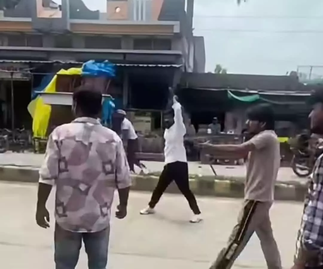 मांगरोल रोड स्थित शराब ठेके के पास विवाद के दौरान हथियार लहराते लोग। मांगरोल रोड स्थित शराब ठेके के पास विवाद के दौरान हथियार लहराते लोग।