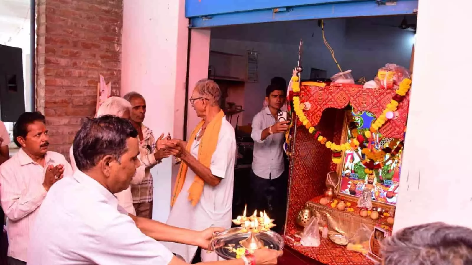 तस्वीर में श्रद्धालु राम रसोड़े के शुभारंभ अवसर पर पूजा-अर्चना करते हुए दिख रहे हैं। तस्वीर में श्रद्धालु राम रसोड़े के शुभारंभ अवसर पर पूजा-अर्चना करते हुए दिख रहे हैं।