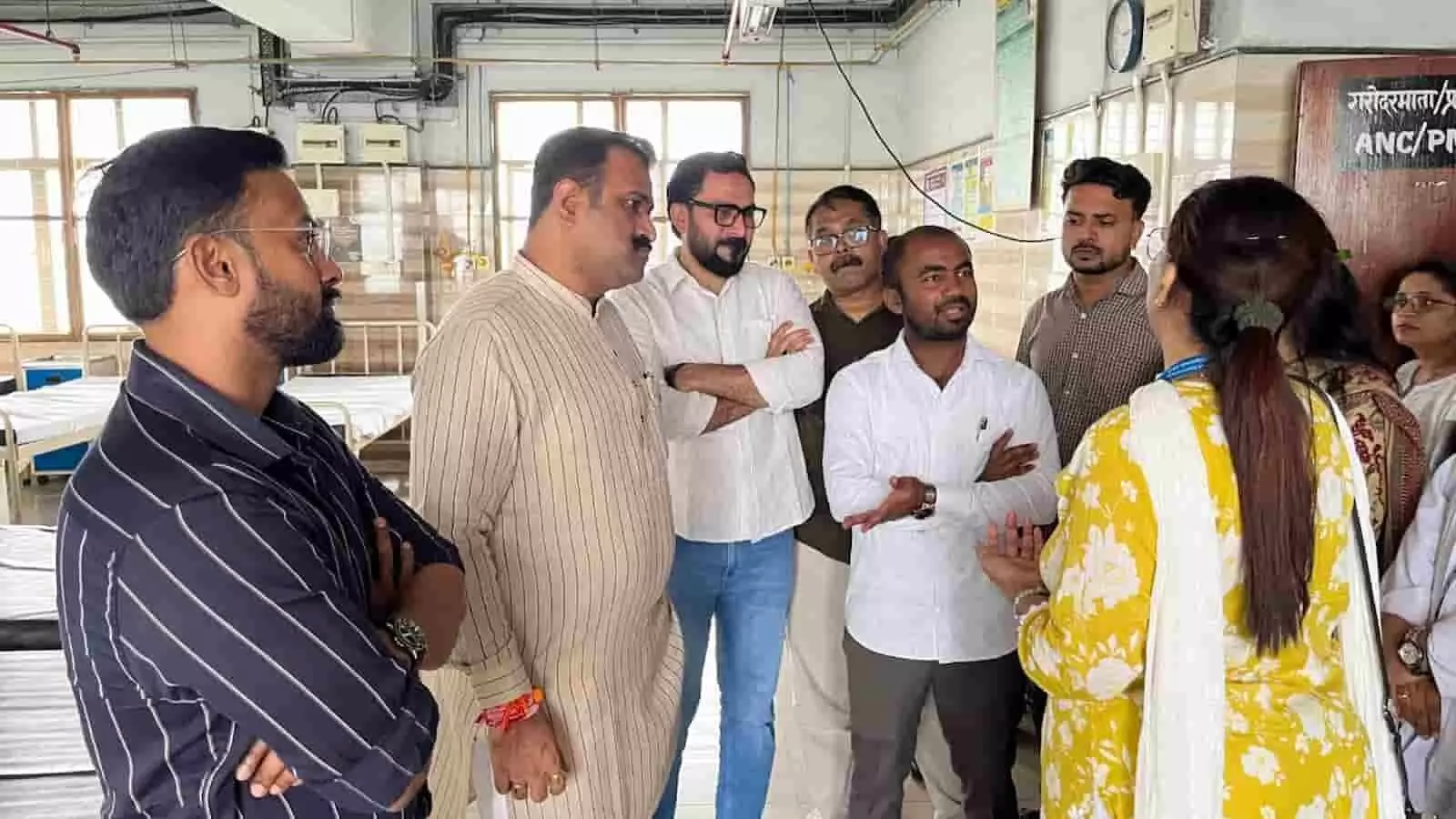 स्वीर में स्वास्थ्य समिति अध्यक्ष हरिष भांदिर्गे गोवंडी प्रसूति गृह में अधिकारियों के साथ निरीक्षण कर रहे हैं। स्वीर में स्वास्थ्य समिति अध्यक्ष हरिष भांदिर्गे गोवंडी प्रसूति गृह में अधिकारियों के साथ निरीक्षण कर रहे हैं।