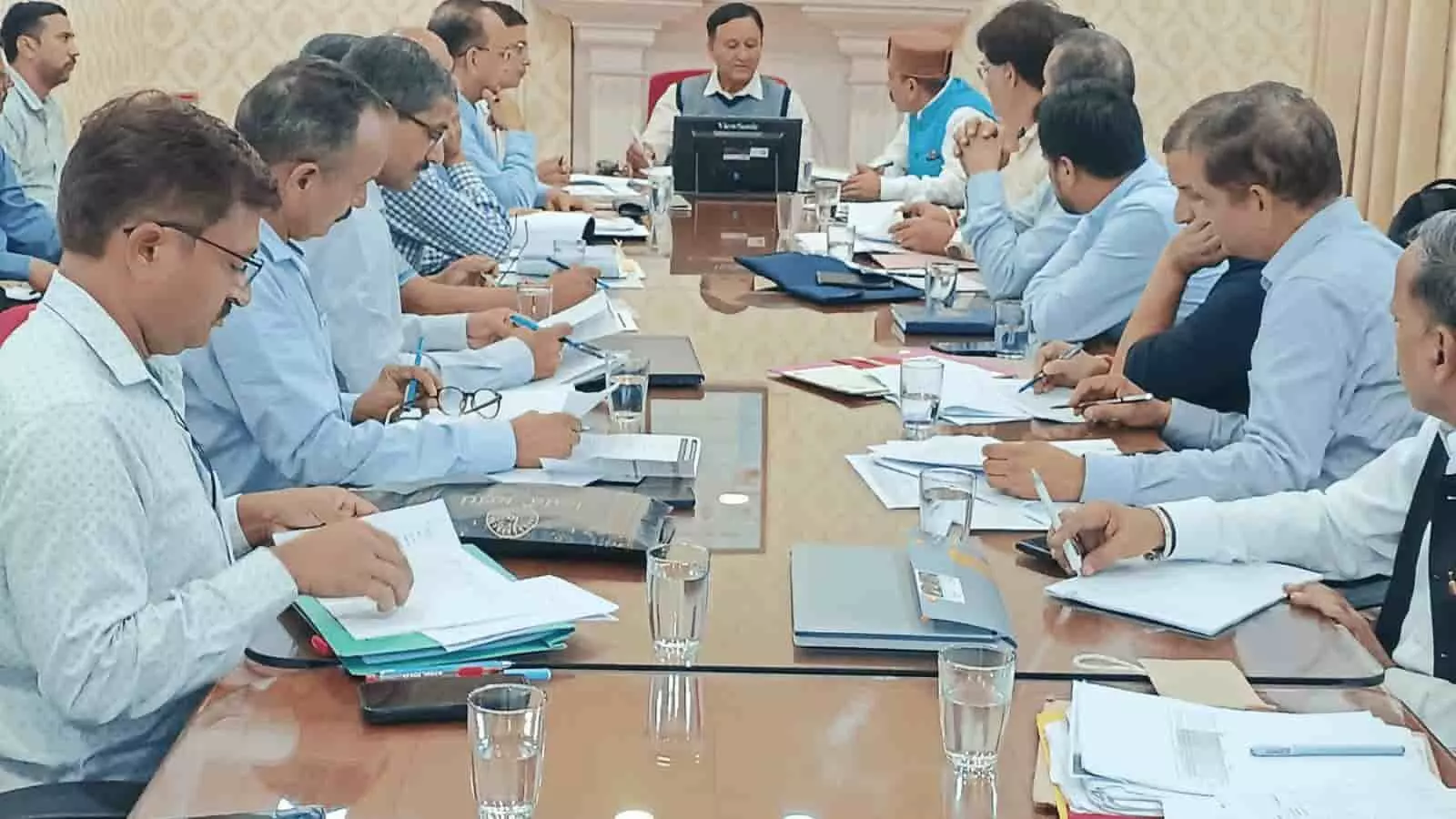 तस्वीर में मंत्री जगत सिंह नेगी अधिकारियों के साथ बैठक में एचपी शिवा परियोजना की समीक्षा करते दिख रहे हैं। तस्वीर में मंत्री जगत सिंह नेगी अधिकारियों के साथ बैठक में एचपी शिवा परियोजना की समीक्षा करते दिख रहे हैं।