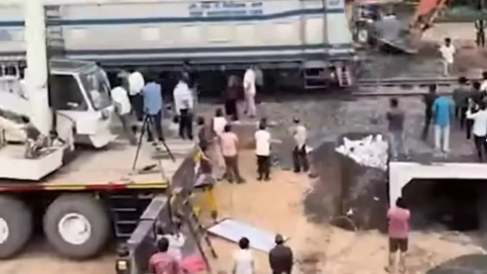 तस्वीर में रेलवे निर्माण स्थल पर क्रेन और सबवे निर्माण कार्य के पास खड़े लोग दिखाई दे रहे हैं। तस्वीर में रेलवे निर्माण स्थल पर क्रेन और सबवे निर्माण कार्य के पास खड़े लोग दिखाई दे रहे हैं।