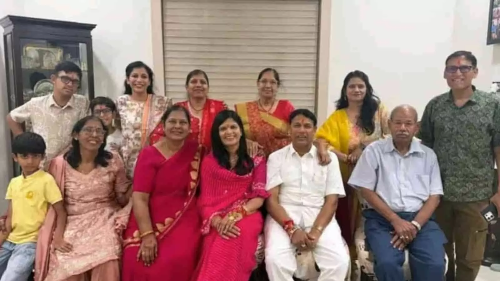 तस्वीर में बारां आवास पर रक्षाबंधन पर्व मनाते प्रमोद जैन भाया और परिवारजन नजर आ रहे हैं। तस्वीर में बारां आवास पर रक्षाबंधन पर्व मनाते प्रमोद जैन भाया और परिवारजन नजर आ रहे हैं।