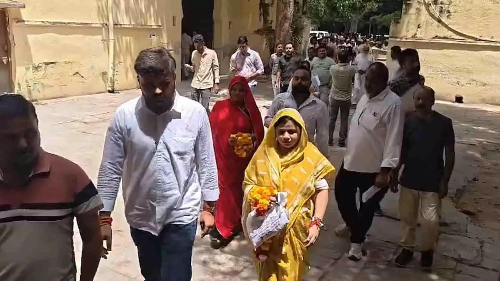 सिरोही कलेक्ट्रेट परिसर में नामांकन के लिए उमड़ी भीड़ और समर्थक। सिरोही कलेक्ट्रेट परिसर में नामांकन के लिए उमड़ी भीड़ और समर्थक।