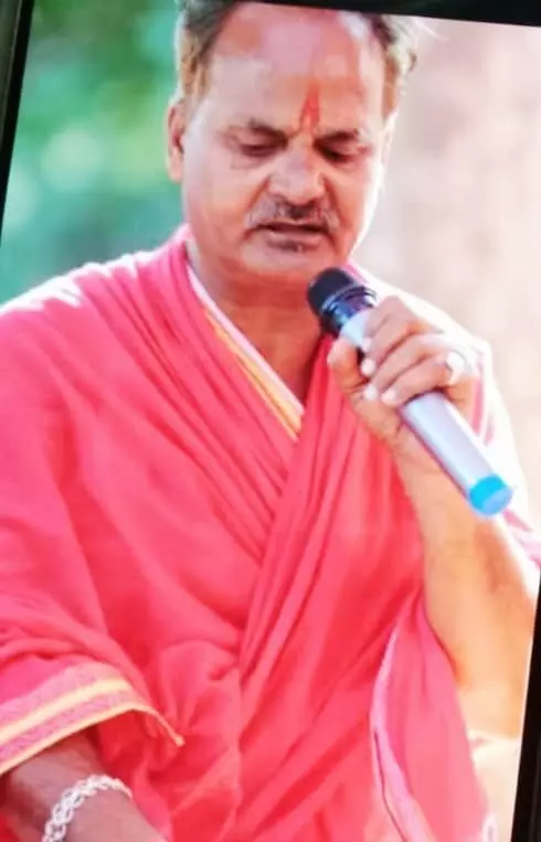 तस्वीर में विधानाचार्य पंडित पारस जैन पीपली मंदिर परिसर में माइक पकड़े हुए दिखाई दे रहे हैं। तस्वीर में विधानाचार्य पंडित पारस जैन पीपली मंदिर परिसर में माइक पकड़े हुए दिखाई दे रहे हैं।