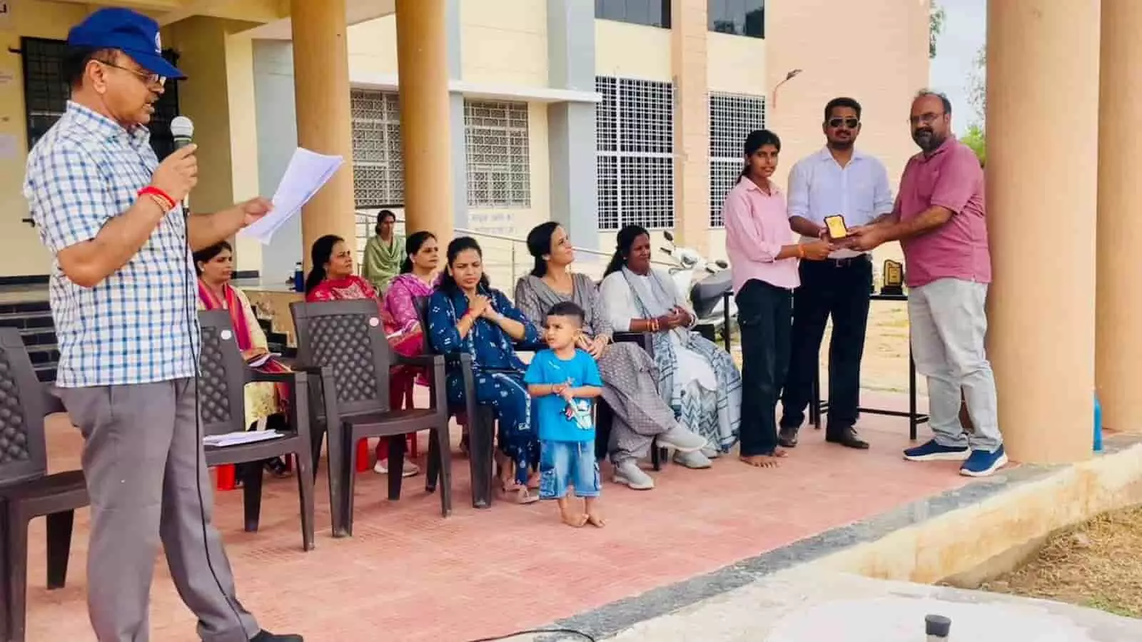 राजकीय महाविद्यालय मावली में राष्ट्रीय खेल दिवस पर आयोजित कार्यक्रम के दौरान वक्ता और बैठे हुए लोग। राजकीय महाविद्यालय मावली में राष्ट्रीय खेल दिवस पर आयोजित कार्यक्रम के दौरान वक्ता और बैठे हुए लोग।