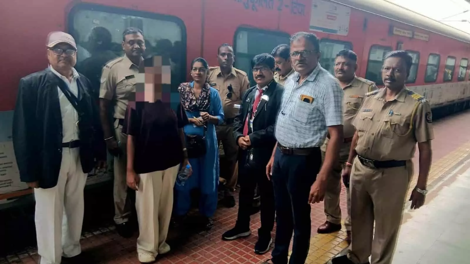 तस्वीर में रेलवे स्टेशन पर ट्रेन के पास खड़े टिकट जांच कर्मचारी और सुरक्षा बल नाबालिग बालिका के साथ दिख रहे हैं। तस्वीर में रेलवे स्टेशन पर ट्रेन के पास खड़े टिकट जांच कर्मचारी और सुरक्षा बल नाबालिग बालिका के साथ दिख रहे हैं।